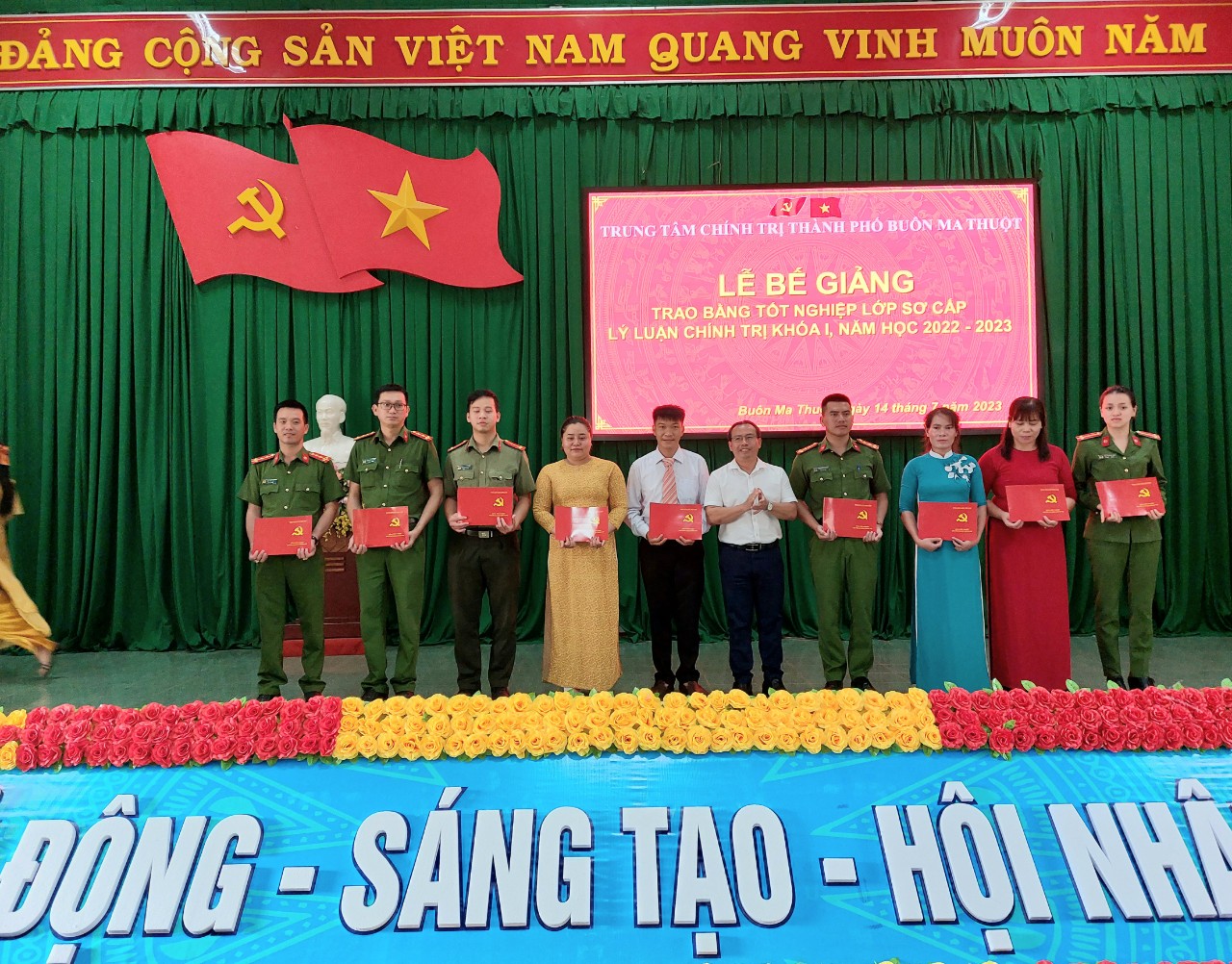 Trao bằng tốt nghiệp lớp sơ cấp lý luận chính trị năm học 2022 - 2023